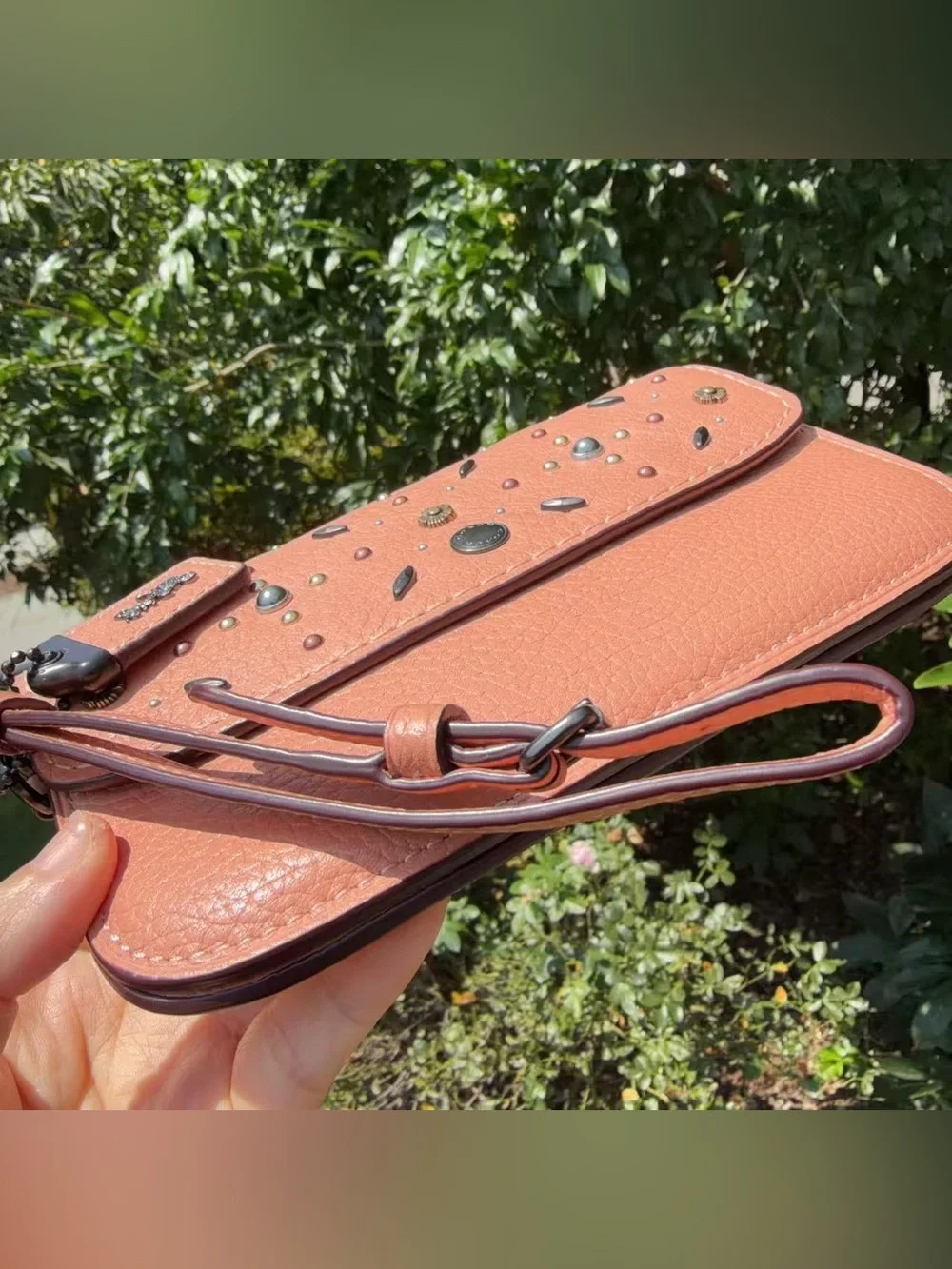 EUC COACH 1941 CLUTCH WITH PRAIRIE RIVETS 29715